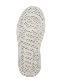Semelle d'une basket blanche avec un motif diamant texturé et le mot "Culture" embossé en grandes lettres stylisées.
