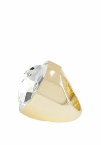 Guldtonad ring med en stor, fasetterad klar kristall som är inställd i ett slätt, polerat band med en avsmalnande design för ökad elegans.