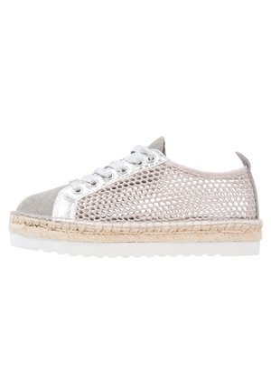 Hellgrauer und metallisch-silberner Sneaker mit Netzseiten, Wildlederzehe, geflochtenem Seilenzwischenstück, weißer Gummilaufsohle und Schnürverschluss.