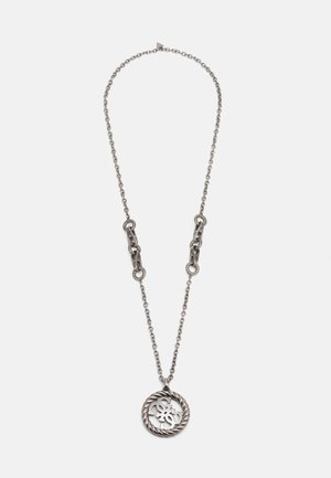 Collier chaîne en argent avec deux fermoirs de type mousqueton et un pendentif rond torsadé présentant un monogramme entrelacé.