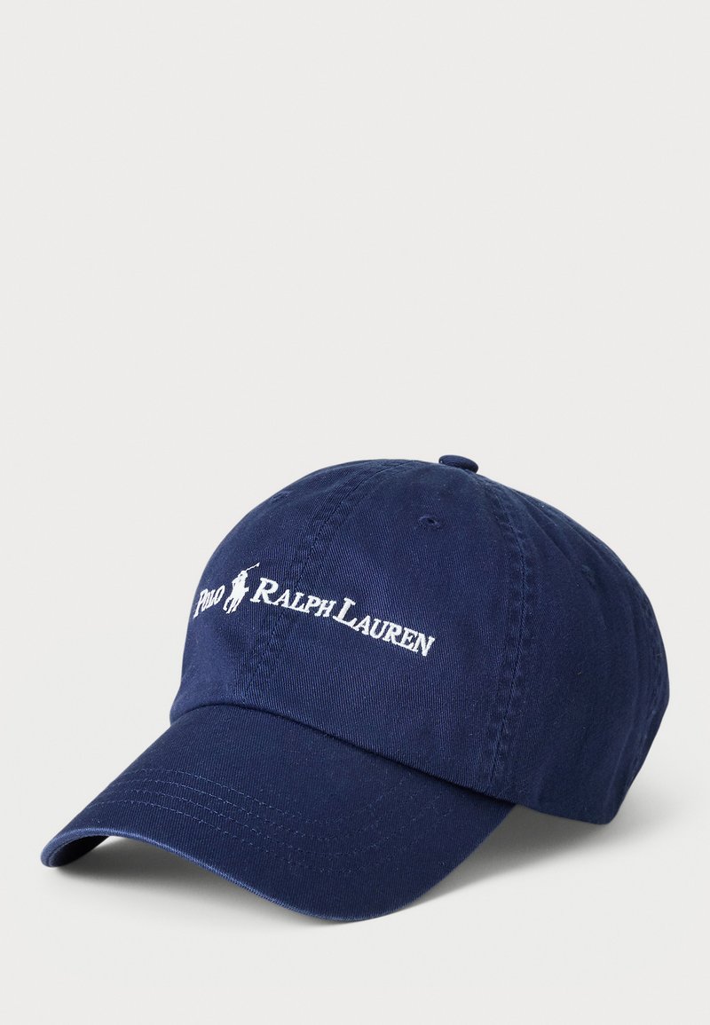 Tumši zila kokvilnas beisbola cepure ar izliektu malu, uz kuras priekšpuses ir balta izšūta "Polo Ralph Lauren" teksts un logo.