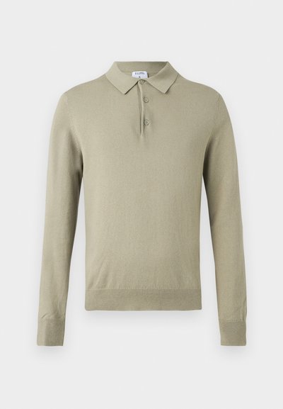 Polo en maille beige clair à manches longues avec trois boutons et poignets côtelés, présenté sur un fond clair uni.