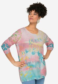 Maglione oversize multicolore con motivi astratti in rosa, blu e giallo, con le scritte "QUEEN" e "dream" e maniche lunghe.