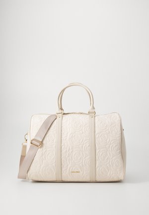 Borsa beige trapuntata con motivo floreale, manici superiori doppi, tracolla regolabile e particolari in tono oro. Texture liscia, design spazioso.