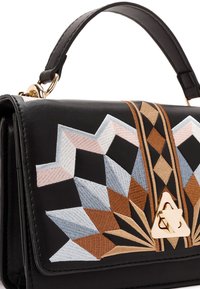 Bolso de mano de cuero negro con bordado geométrico en tonos azul, rosa, marrón y acentos dorados. Detalle de cierre en forma de triángulo en la parte frontal.