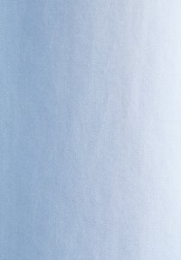 Tessuto azzurro chiaro con una texture a costine diagonali, che mostra un motivo uniforme in tutto il tessuto. Finitura morbida e liscia, adatta a varie applicazioni.