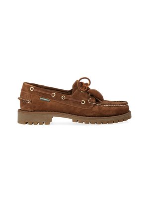 Mocassino da barca in camoscio marrone con suola in gomma robusta, lacci in pelle, occhielli in metallo e cuciture visibili, visto di lato.