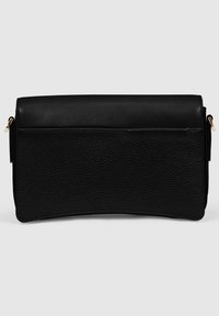 Svart faux läder clutchväska med en slät överdel och texturerad kropp, med guldtonad dragkedja och detaljer, rektangulär form.