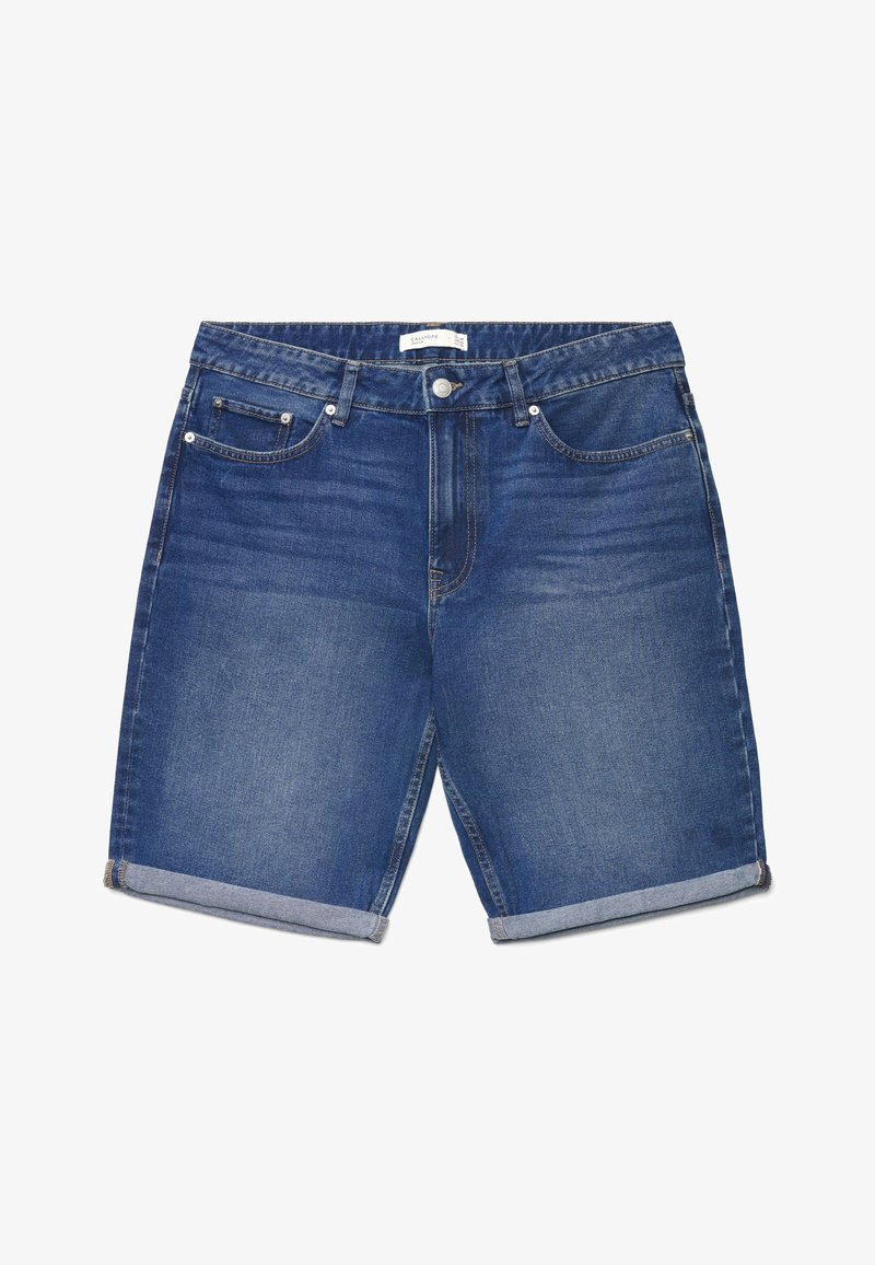 Shorts en denim bleu avec ourlets retroussés, bouton et fermeture éclair à l'avant, passants pour ceinture et design à cinq poches.