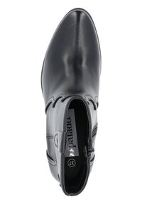 Czarne botki sięgające do kostki, wykonane z gładkiej skóry, z ostrym noskiem, falbaniastymi detalami wzdłuż brzegów oraz bocznym zamkiem błyskawicznym do zapięcia.