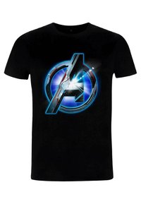 Černé bavlněné tričko s barevným, kulatým logem Avengers, na kterém je stříbrné „A“ a modré akcenty, umístěné na dynamickém pozadí.