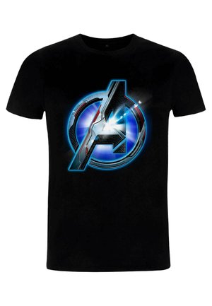 Černé bavlněné tričko s barevným, kulatým logem Avengers, na kterém je stříbrné „A“ a modré akcenty, umístěné na dynamickém pozadí.