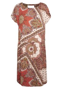 Šaty bez rukávů s kulatým výstřihem, které mají asymetrický patchworkový vzor s červenými, béžovými a zlatými květinovými a geometrickými vzory.