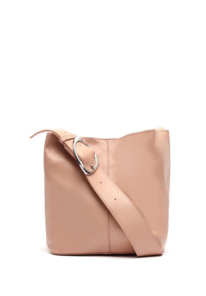 Borsa a spalla strutturata in pelle rosa con una larga tracolla e fibbia in metallo argentato. Texture liscia, design minimalista, apertura superiore.