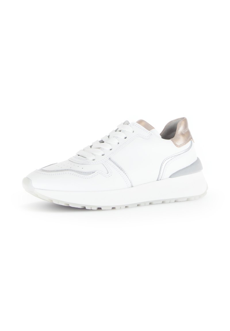 Witte sneaker met een gladde leren afwerking, metalen accenten, ronde neus, gevoerde zool en contrasterende grijze en zilveren details.