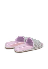 Zapatillas de casa de punta abierta con parte superior adornada con brillantes, plantilla de satén rosa y suela plana y duradera. Acentos brillantes en toda la superficie.