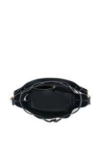 Czarna skórzana torebka widziana z góry, ukazująca przestronne wnętrze z kieszenią na zamek i złotym okuciem.