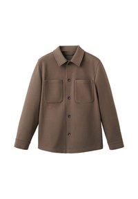 Bruine button-up jas met lange mouwen, twee borstzakken en een puntige kraag, weergegeven op een witte achtergrond.