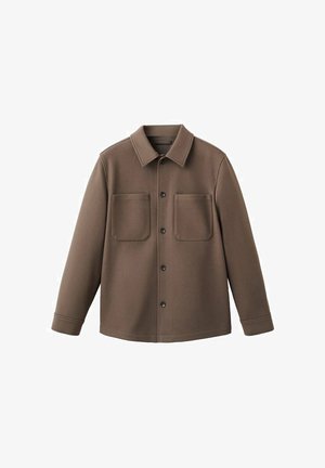 Braune Button-up-Jacke mit langen Ärmeln, zwei Brusttaschen und spitzem Kragen, auf weißem Hintergrund präsentiert.