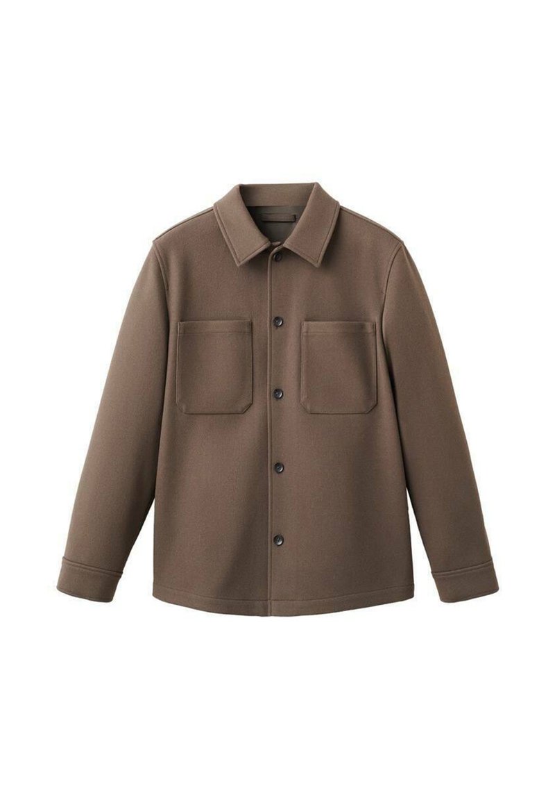 Giacca marrone con bottoni, maniche lunghe, due tasche sul petto e colletto a punta, esposta su sfondo bianco.