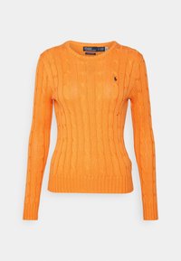 Oranssi palmikkoneule pitkähihaisessa villapaidassa, jossa on pyöreä kaula-aukko, resorit hihansuissa ja helmassa sekä pieni brodeerattu logo vasemmassa rinnassa.