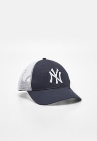 Gorra de béisbol azul marino con parte trasera de malla blanca, con un logotipo blanco bordado en la parte frontal. Visera curva, diseño de seis paneles, correa ajustable.