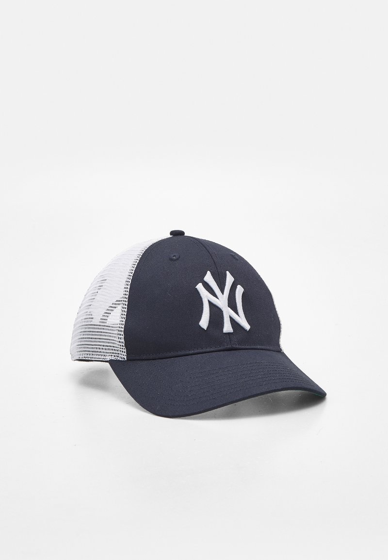 Gorra de béisbol azul marino con parte trasera de malla blanca, con un logotipo blanco bordado en la parte frontal. Visera curva, diseño de seis paneles, correa ajustable.