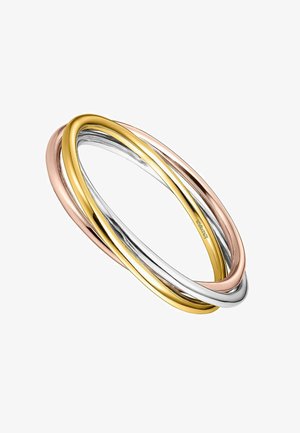 Anillos lisos entrelazados en oro amarillo, oro blanco y oro rosa que forman un diseño clásico de trinidad sobre un fondo blanco.