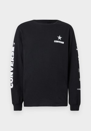 Must pikkade varrukatega särk, mille rinnal ja mõlemal varrukal on valged Converse'i logod ning rinnateksti kohal on tähekujuline disain.