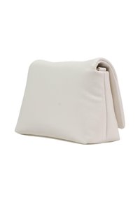 Bolso de mano de cuero blanco y suave con un diseño redondeado y una solapa plegable. Textura lisa sin herrajes visibles ni patrones.