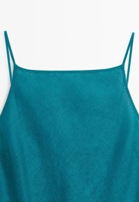 Blauwgroene mouwloze top met dunne dubbele spaghettibandjes en een rechte halslijn gemaakt van gestructureerde stof.