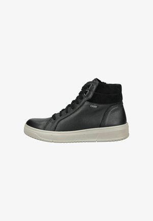 Zapatillas altas negras hechas de cuero y gamuza, con puntera redondeada, cordones en la parte delantera y suela de goma blanca.