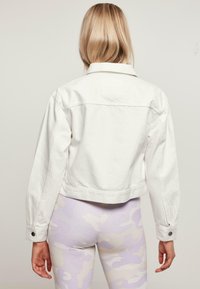Urban Classics LADIES SHORT BOXY WORKER JACKET - Chaqueta vaquera - white