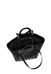 Borsa tote in pelle nera con due manici superiori, un ampio interno e una tasca con zip; presenta un logo in rilievo sul lato e dettagli in oro.