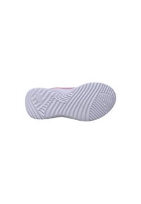 Suela de zapato con un material de goma blanca, que presenta un patrón texturizado de surcos horizontales y verticales para mayor tracción.