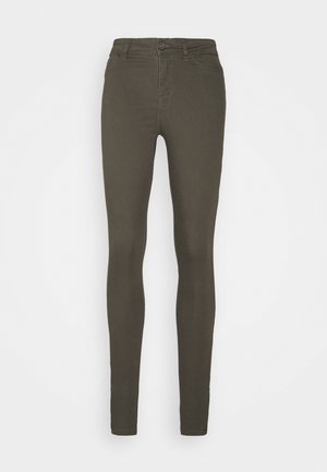 Slim-fit olijfgroene broek met knoop- en ritssluiting, riemlussen, voor- en achterzakken, afgebeeld tegen een witte achtergrond.
