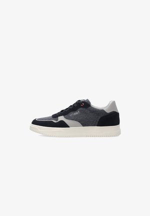 Legerer Low-Top-Sneaker in Schwarz, Grau und Weiß mit strukturiertem Stoff und Wildleder-Paneelen, weißer Sohle, schwarzen Schnürsenkeln und „Venezia“-Logo.