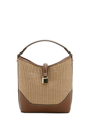 Sac à main en cuir marron et paille tressée avec poignée courte et détail de cadenas doré sur la sangle avant.