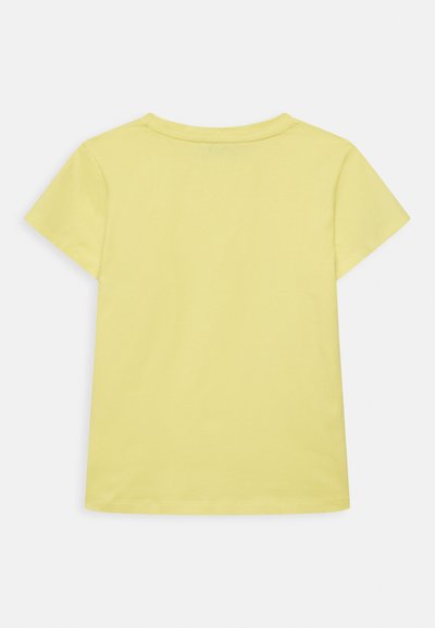 T-shirt amarelo de manga curta com decote redondo. Material de algodão macio, design simples e bainha reta sem logótipos ou padrões visíveis.