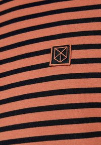 Jack & Jones PREMIUM GESTREIFTES - Camiseta estampada - mecca orange