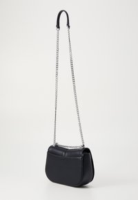 Borsa a tracolla in pelle nera con forma curva, dotata di una tracolla in catena argento e una texture liscia. Design semplice con dettagli minimi.