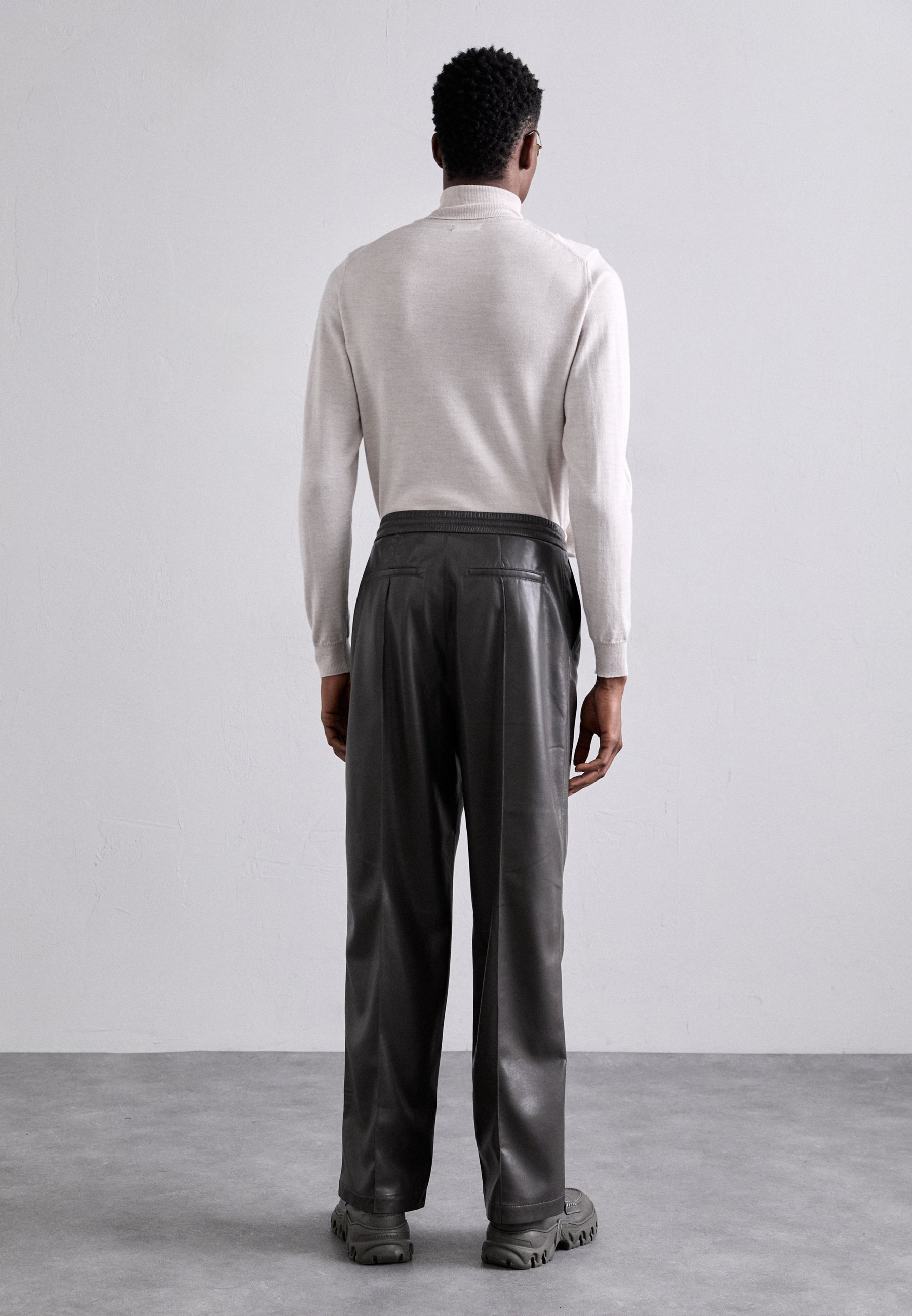 Nanushka CUTLER - Trousers - midnight green/green - Zalando.co.uk