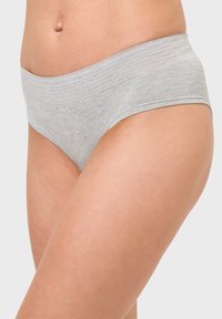 Graue Baumwoll-Bikini-Unterwäsche mit glatter Textur und einem weichen, elastischen Bund, der dezente horizontale Streifen aufweist.
