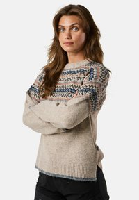 Helle beige gestrickte Sweater mit gemusterten Ärmeln in Blau, Rosa und Schwarz. Verfügt über gerippte Bündchen und Saum, eine lockere Passform und seitliche Schlitze.
