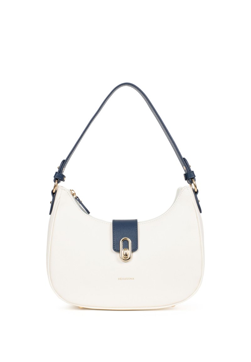 Borsa a spalla in similpelle crema con forma curva, tracolla blu, dettaglio di chiusura blu e hardware dorato. Presenta una chiusura a zip.