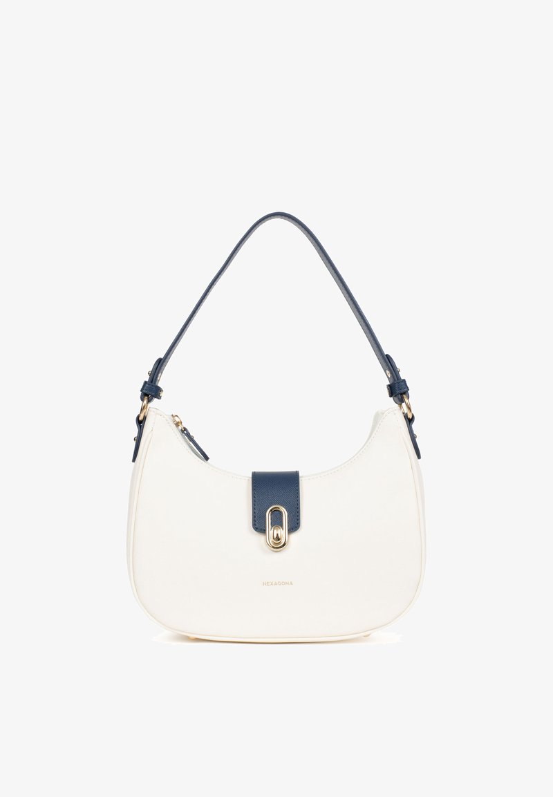 Crème neplederen schoudertas met een gebogen vorm, marineblauwe schouderriem, marineblauwe sluitingaccent en gouden hardware. Voorzien van een ritssluiting.