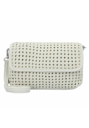 Bolso de mano tejido en blanco con cierre de solapa, superficie texturizada y correa ajustable. Presenta acentos en blanco y forma rectangular.