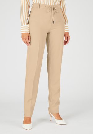 Pantaloni beige su misura con vita regolabile, realizzati in tessuto liscio. Presentano un design a gamba dritta e sono progettati per arrivare sopra la caviglia.