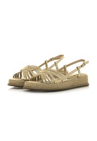 Goldene Riemchensandalen mit einer geflochtenen Espadrille-Sohle, die mehrere schmale Riemen und ein Slingback-Design für eine verstellbare Passform aufweisen.