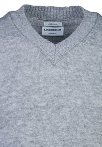 Maglione grigio in lana d'agnello con scollo a V. Presenta un colletto a coste e una texture che mostra un morbido motivo lavorato a maglia. Etichetta: Lindbergh, Comfort Fit.
